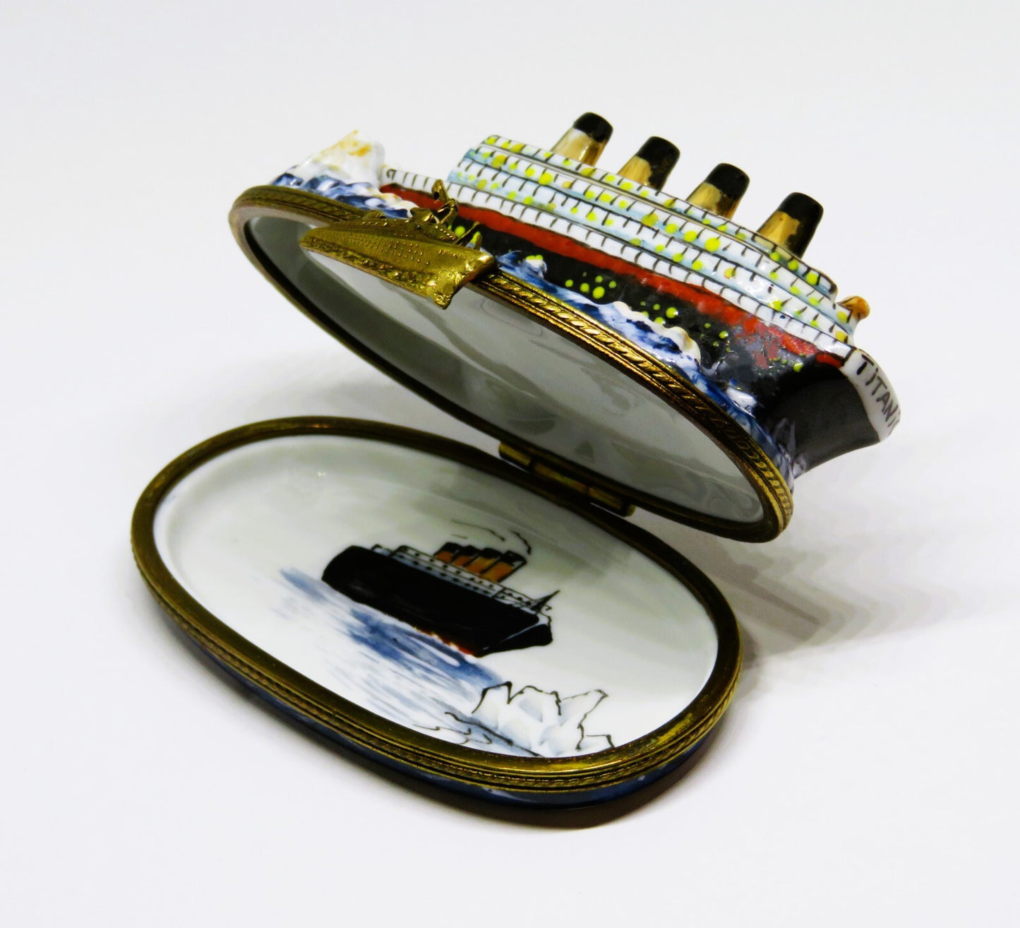LIMOGES FRANCE BOX ~ TITANIC & ICEBERG ~ SHIP ~ OCEAN LINER ~ PEINT MAIN