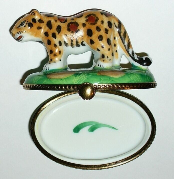 LIMOGES FRANCE BOX ~ LEOPARD IN THE JUNGLE ~WILD CAT~ GRASS & ROCKS ~ PEINT MAIN