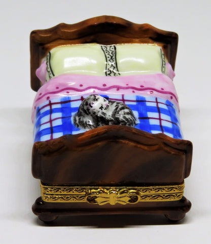 LIMOGES FRANCE BOX ~ TABBY CAT ASLEEP ON A BED ~ KITTEN ~ KITTY ~ PEINT MAIN