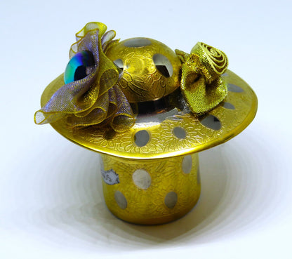 LIMOGES FRANCE BOX - GOLD INCRUSTATION "CHAPEAU DE PARIS" HAT - GOLD LAME FLOWER