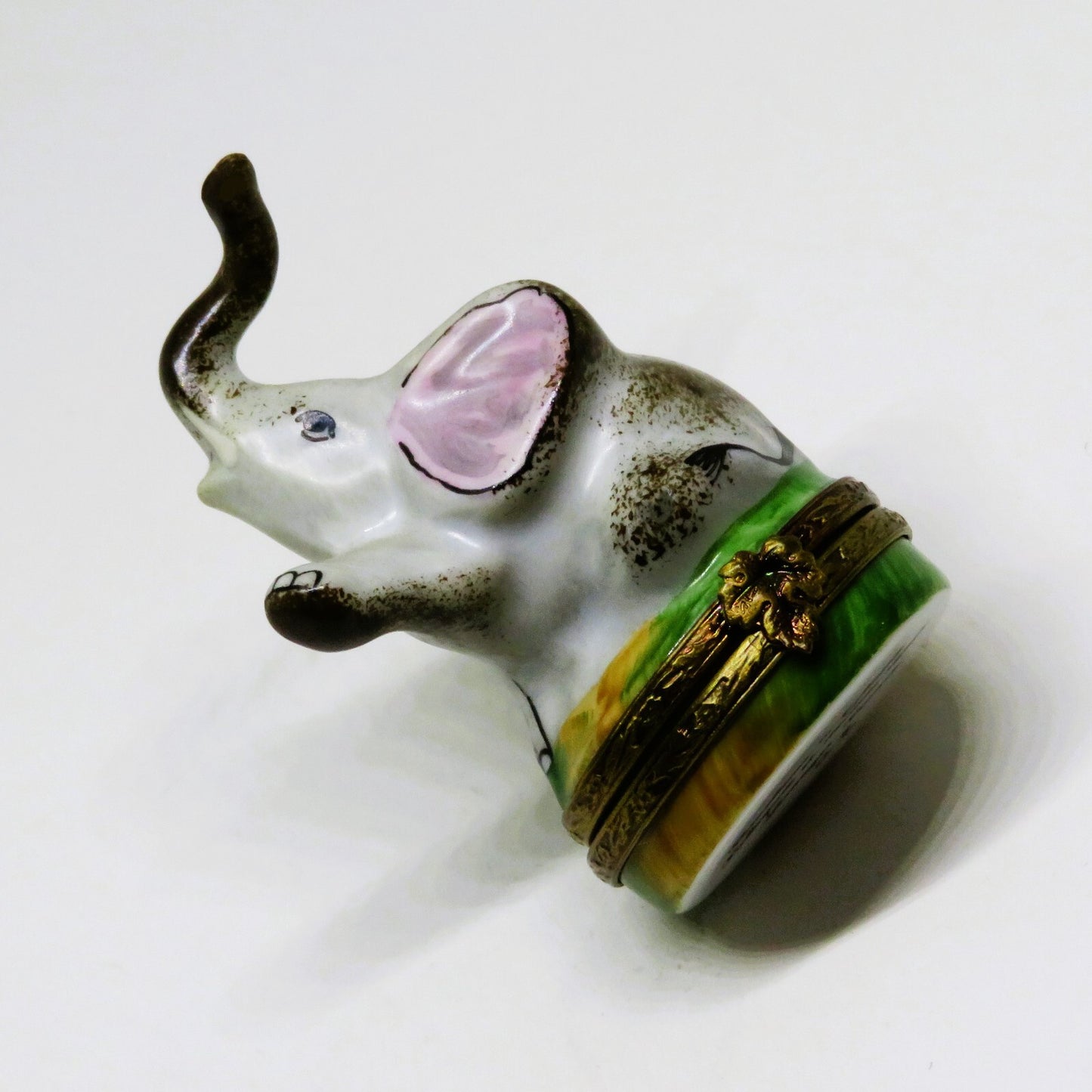 LIMOGES BOX- GERARD RIBIERRE - TINY AFRICAN ELEPHANT - TRUNK UP - LEAF CLASP -GR