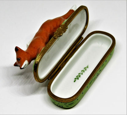 LIMOGES FRANCE PIN BOX - VINTAGE RED FOX IN A GRASSY MEADOW - LEAF CLASP