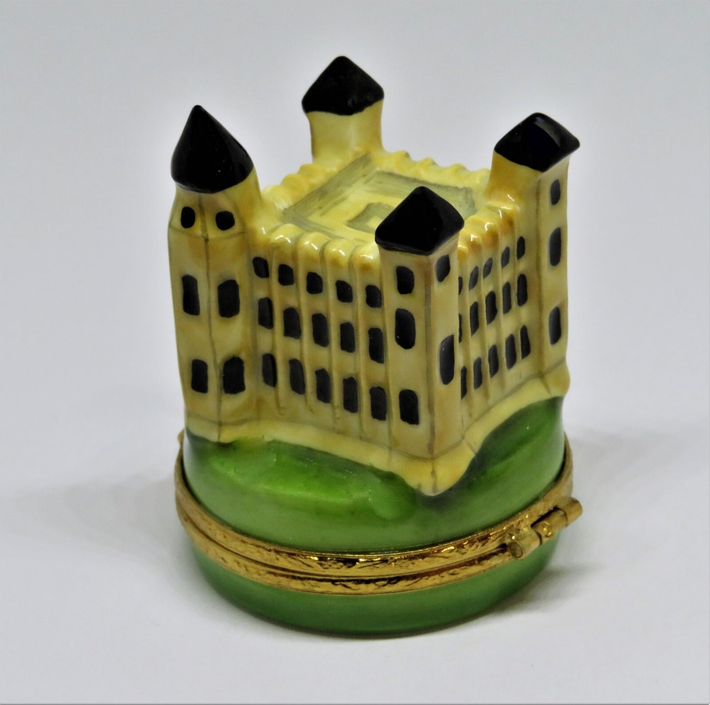 LIMOGES FRANCE BOX - ARTORIA - TOWER OF LONDON & BRITISH FLAG - ENGLAND - LE