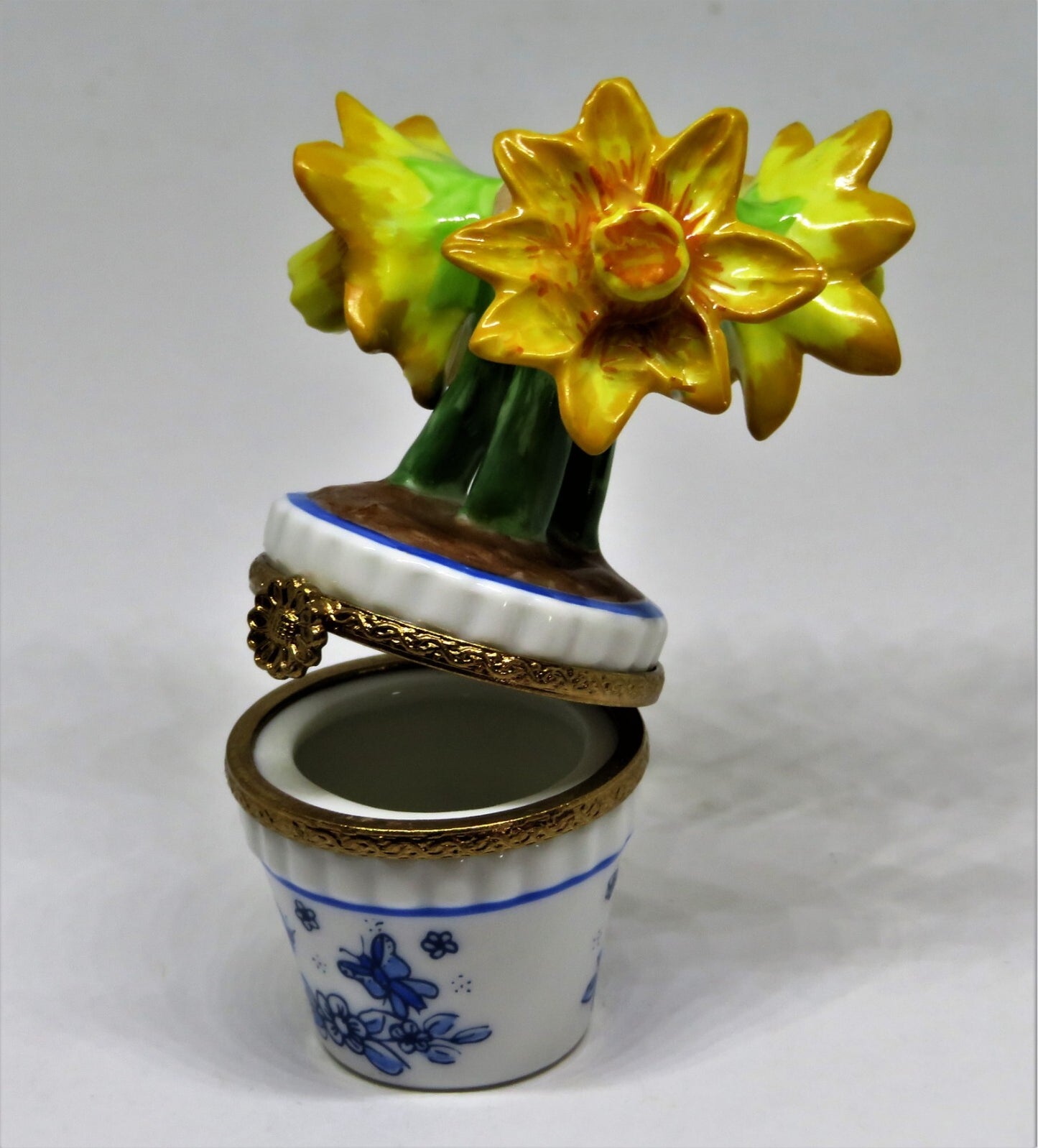 LIMOGES BOX - ELDA - YELLOW DAFFODILS - POT & DELFT BLUE FLOWERS & BUTTERFLY