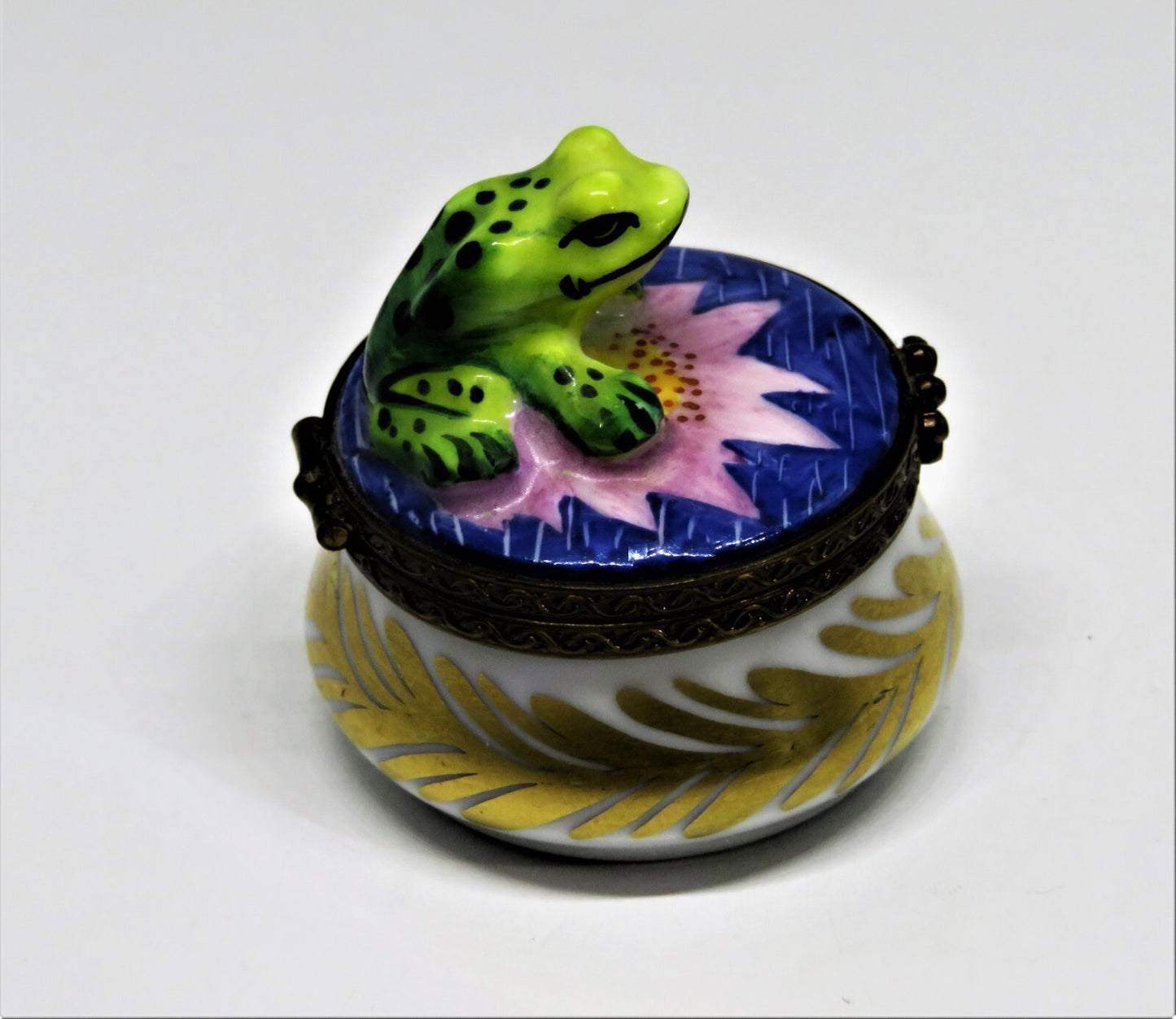 LIMOGES BOX -PARRY-VIEILLE- VINTAGE FROG & PINK LILY FLOWER - GOLD LEAVES