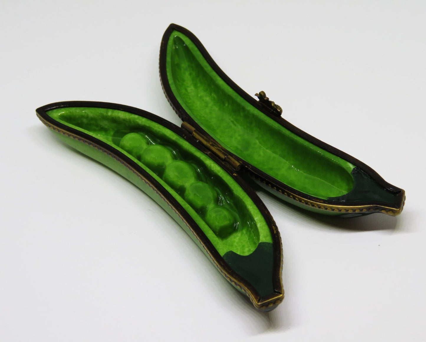 LIMOGES FRANCE BOX ~ LARGE PEA POD ~ FIVE PEAS INSIDE ~ PEAPOD ~ PEINT MAIN