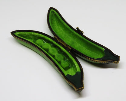 LIMOGES FRANCE BOX ~ LARGE PEA POD ~ FIVE PEAS INSIDE ~ PEAPOD ~ PEINT MAIN