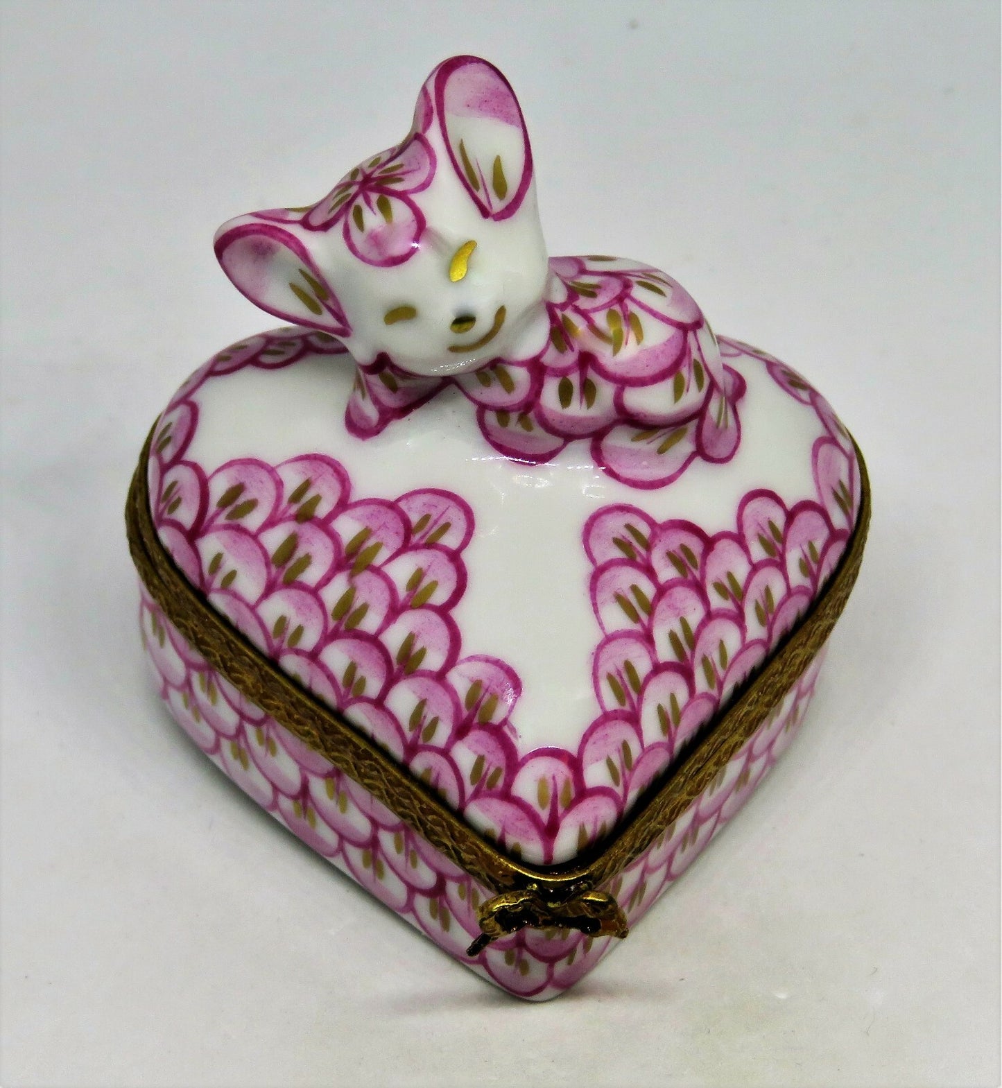 LIMOGES FRANCE BOX - HEREND STYLE RASPBERRY FISHNET MOUSE ON A HEART - FISH NET