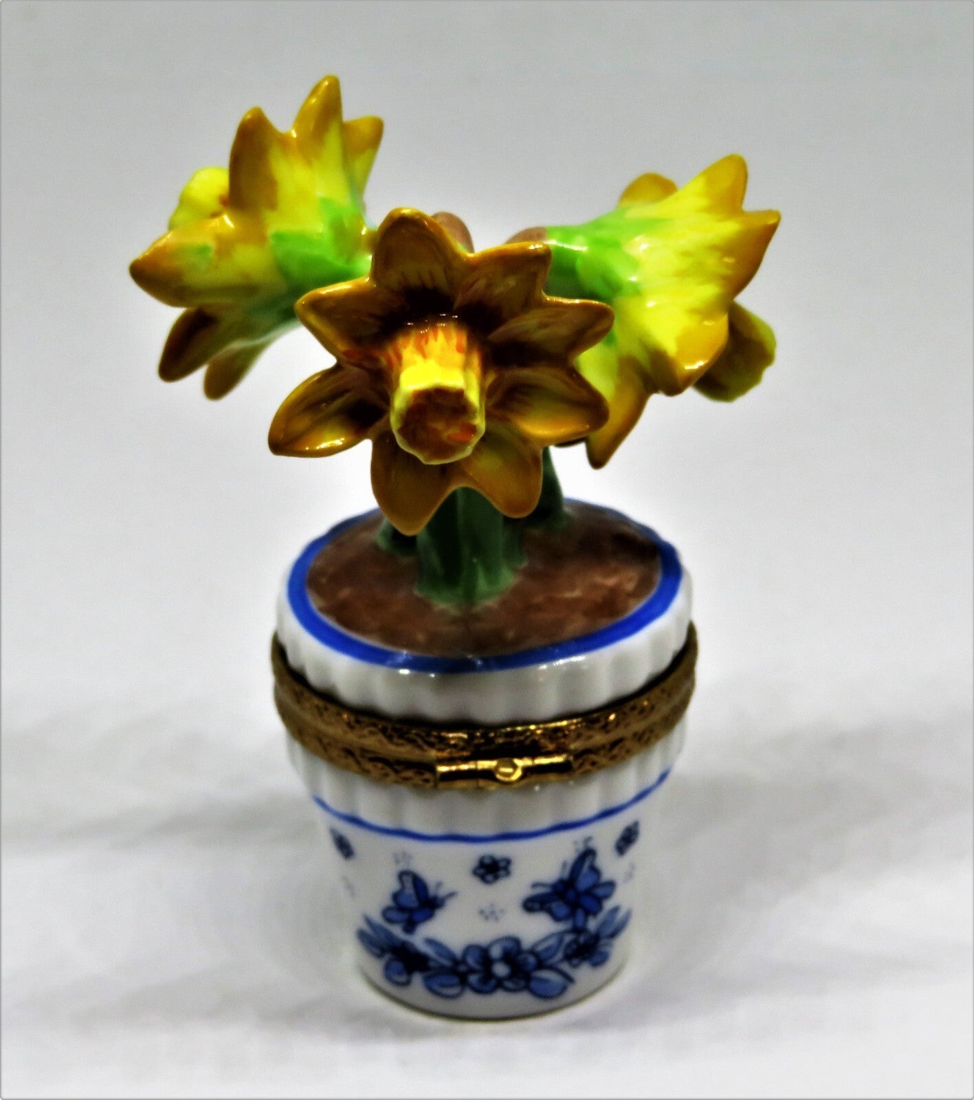 LIMOGES BOX - ELDA - YELLOW DAFFODILS - POT & DELFT BLUE FLOWERS & BUTTERFLY