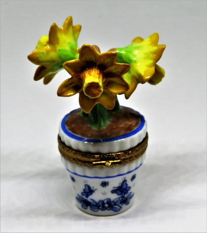 LIMOGES BOX - ELDA - YELLOW DAFFODILS - POT & DELFT BLUE FLOWERS & BUTTERFLY