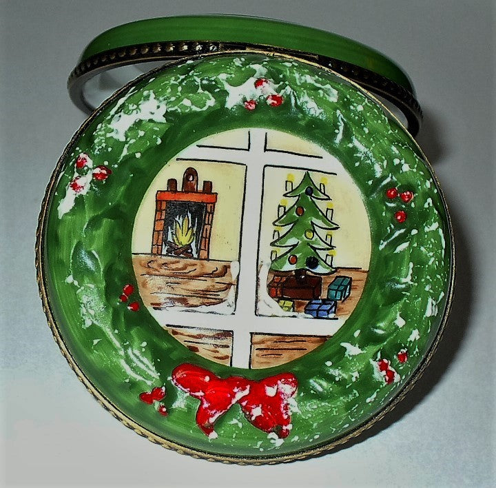 LIMOGES BOX - CHRISTMAS - WREATH & LIVING ROOM SCENE - FIREPLACE & TREE - HOLLY