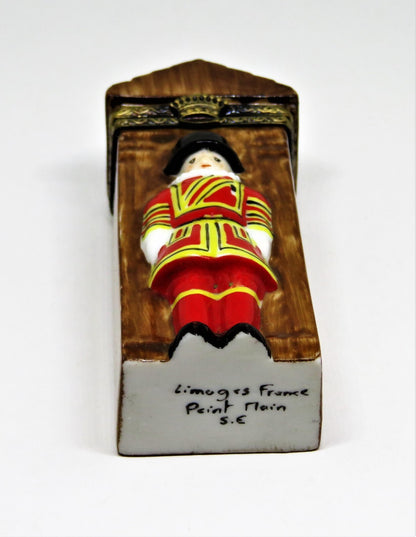 LIMOGES FRANCE BOX - TOWER OF LONDON GUARD & GUARD POST - BEEFEATER - ENGLAND