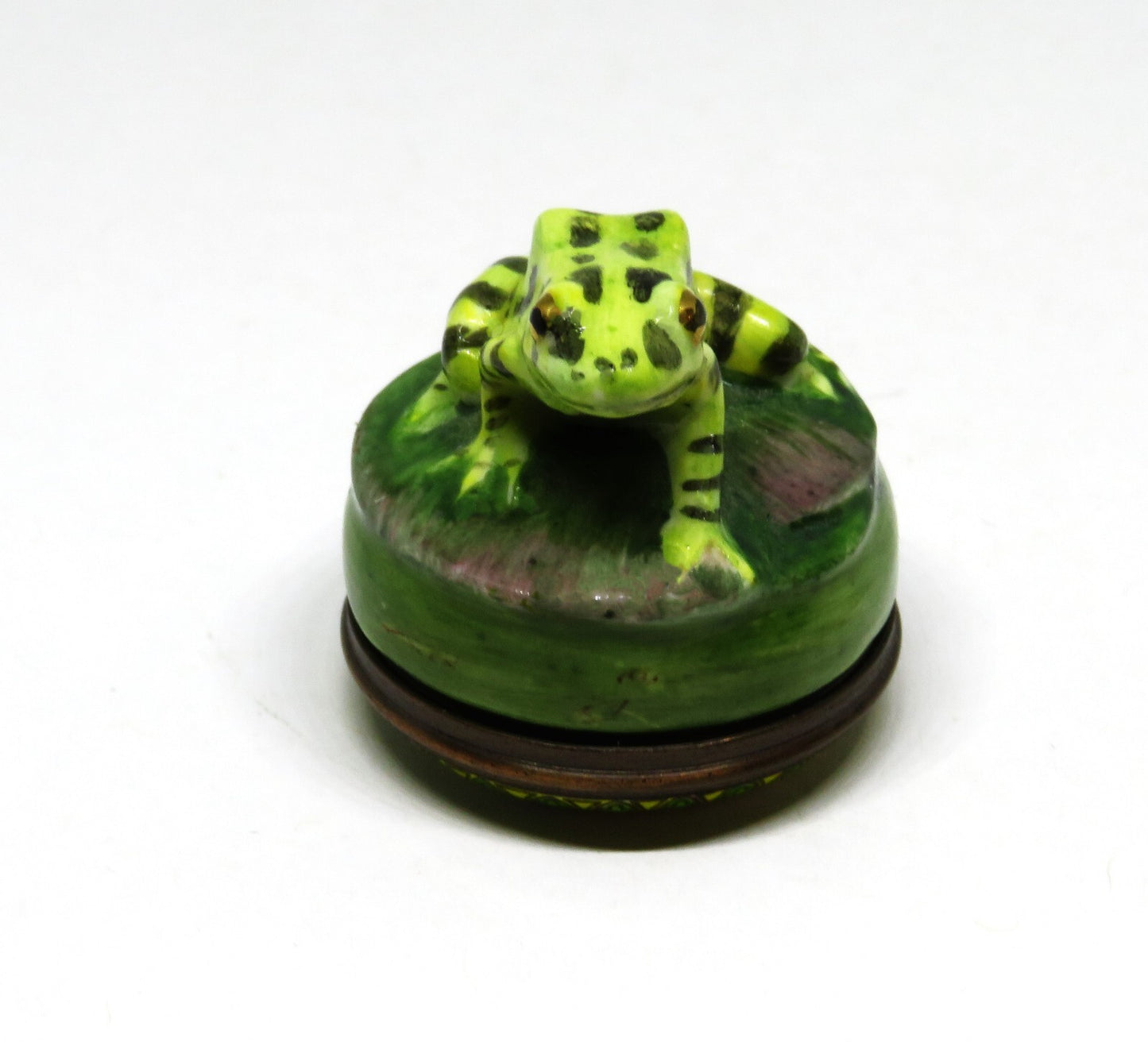 HALCYON DAYS ENAMEL BOX - SPOTTED GREEN & YELLOW FROG BONBONNIERE - WATER LILY