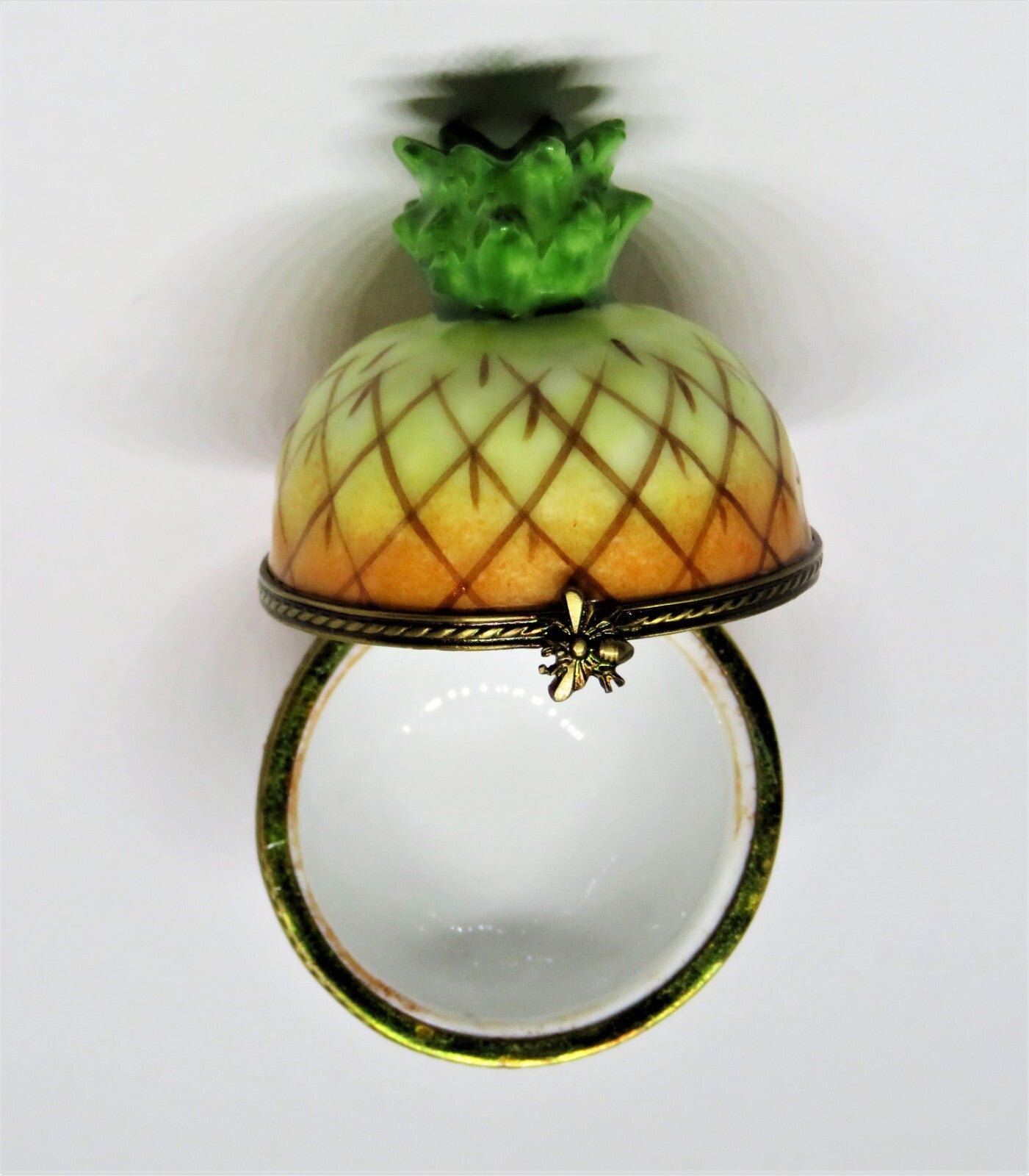 LIMOGES FRANCE BOX ~VINTAGE~ LARGE RIPE PINEAPPLE ~BEE CLASP~ FRUITS ~PEINT MAIN