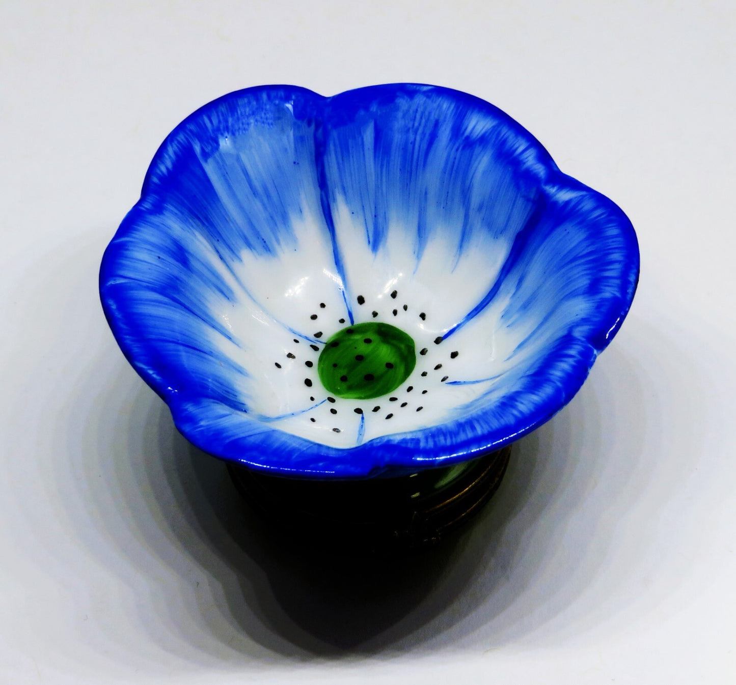 LIMOGES FRANCE BOX ~ BLUE  & WHITE FLOWER & GREEN CENTER ~ PEINT MAIN