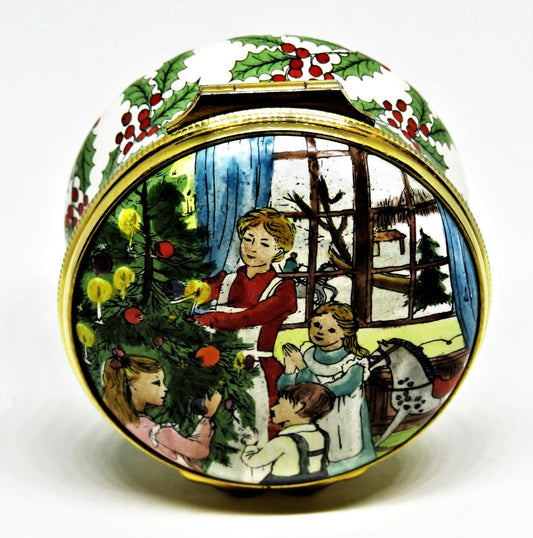 HALCYON DAYS ENAMEL BOX - FAMILY DECORATING THE TREE - HOLLY - "MERRY CHRISTMAS"