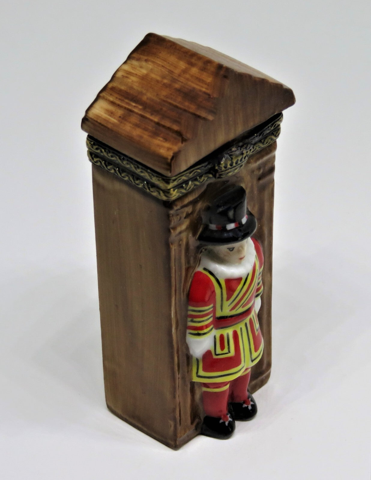 LIMOGES FRANCE BOX - TOWER OF LONDON GUARD & GUARD POST - BEEFEATER - ENGLAND