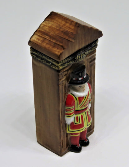 LIMOGES FRANCE BOX - TOWER OF LONDON GUARD & GUARD POST - BEEFEATER - ENGLAND