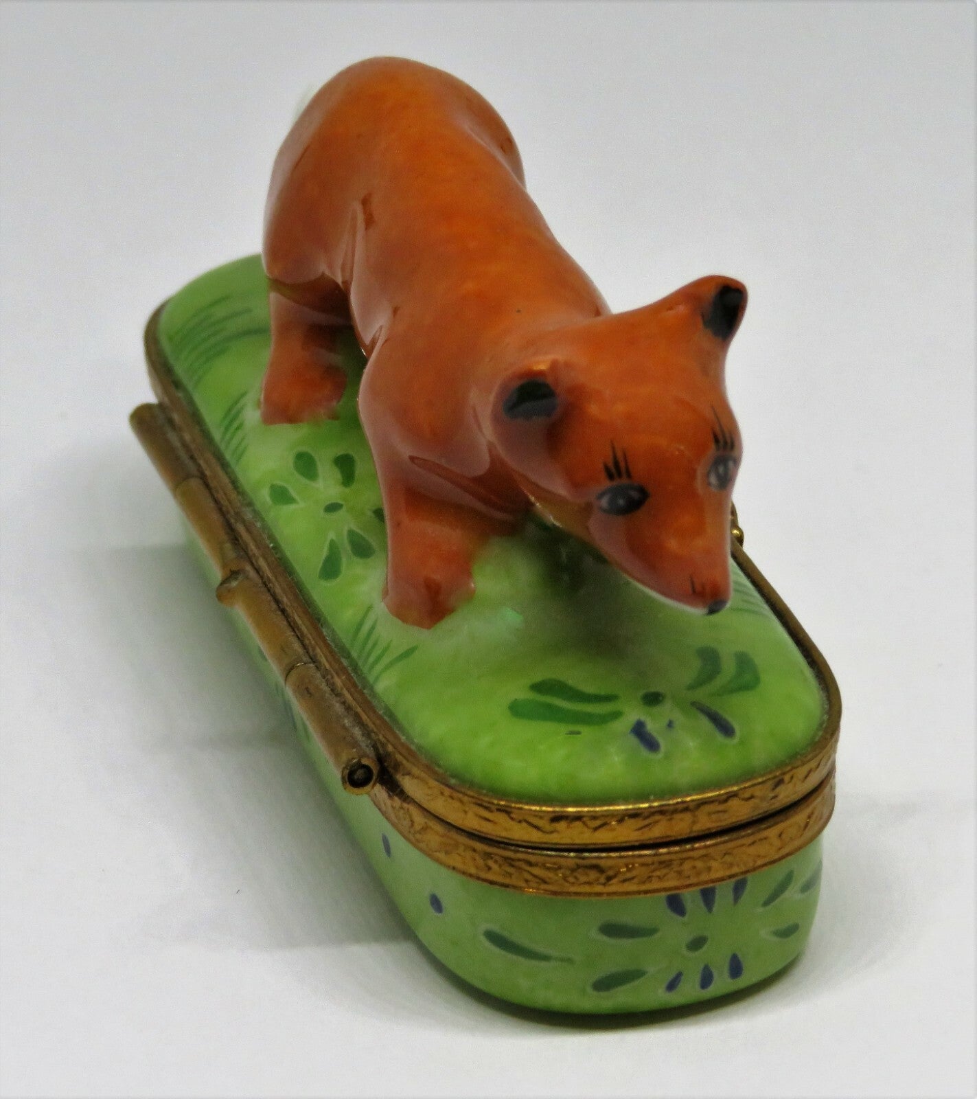 LIMOGES FRANCE PIN BOX - VINTAGE RED FOX IN A GRASSY MEADOW - LEAF CLASP