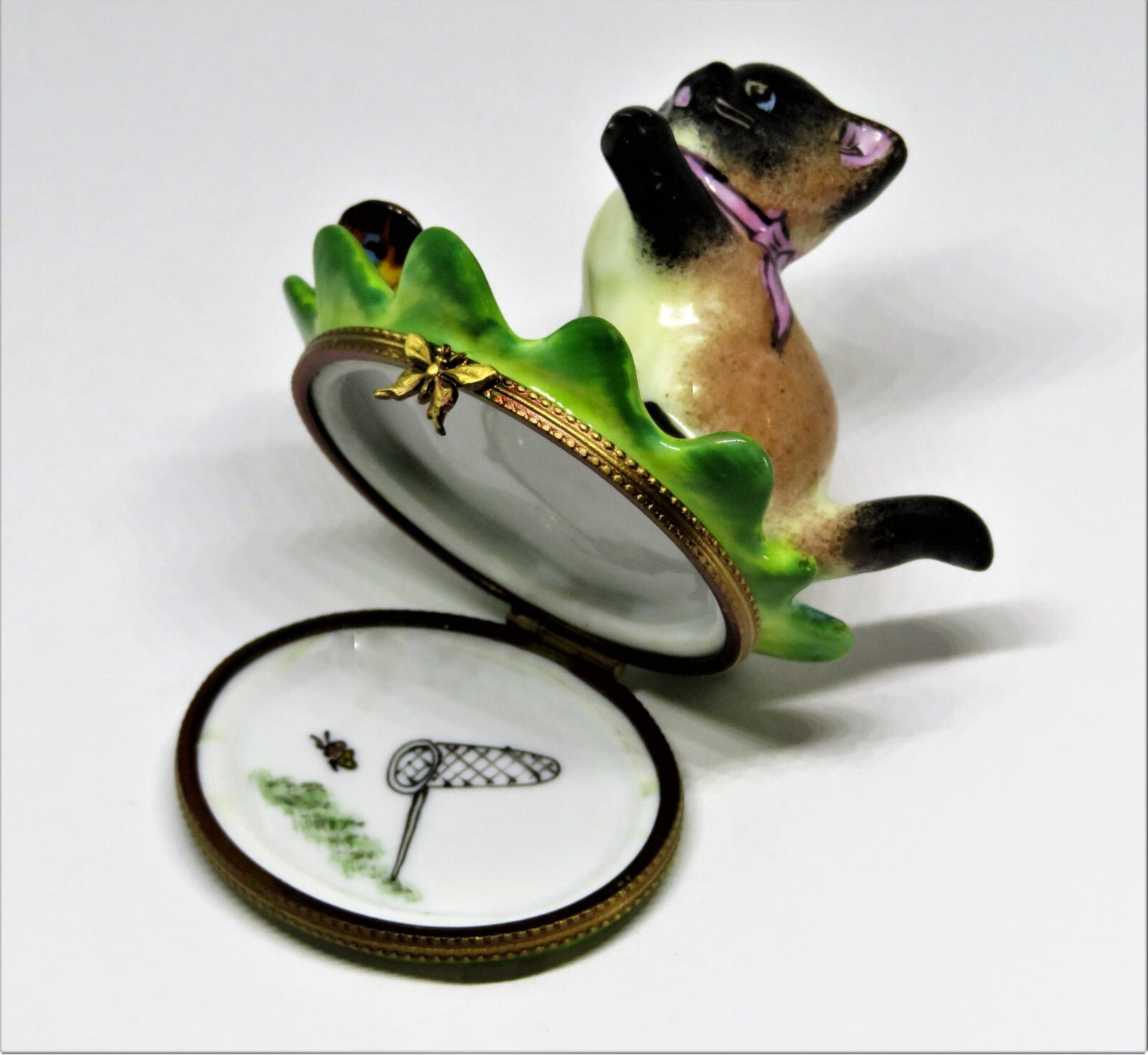 LIMOGES FRANCE BOX - ELDA - SIAMESE KITTEN & BUTTERFLY ON A LEAF - CAT - KITTY