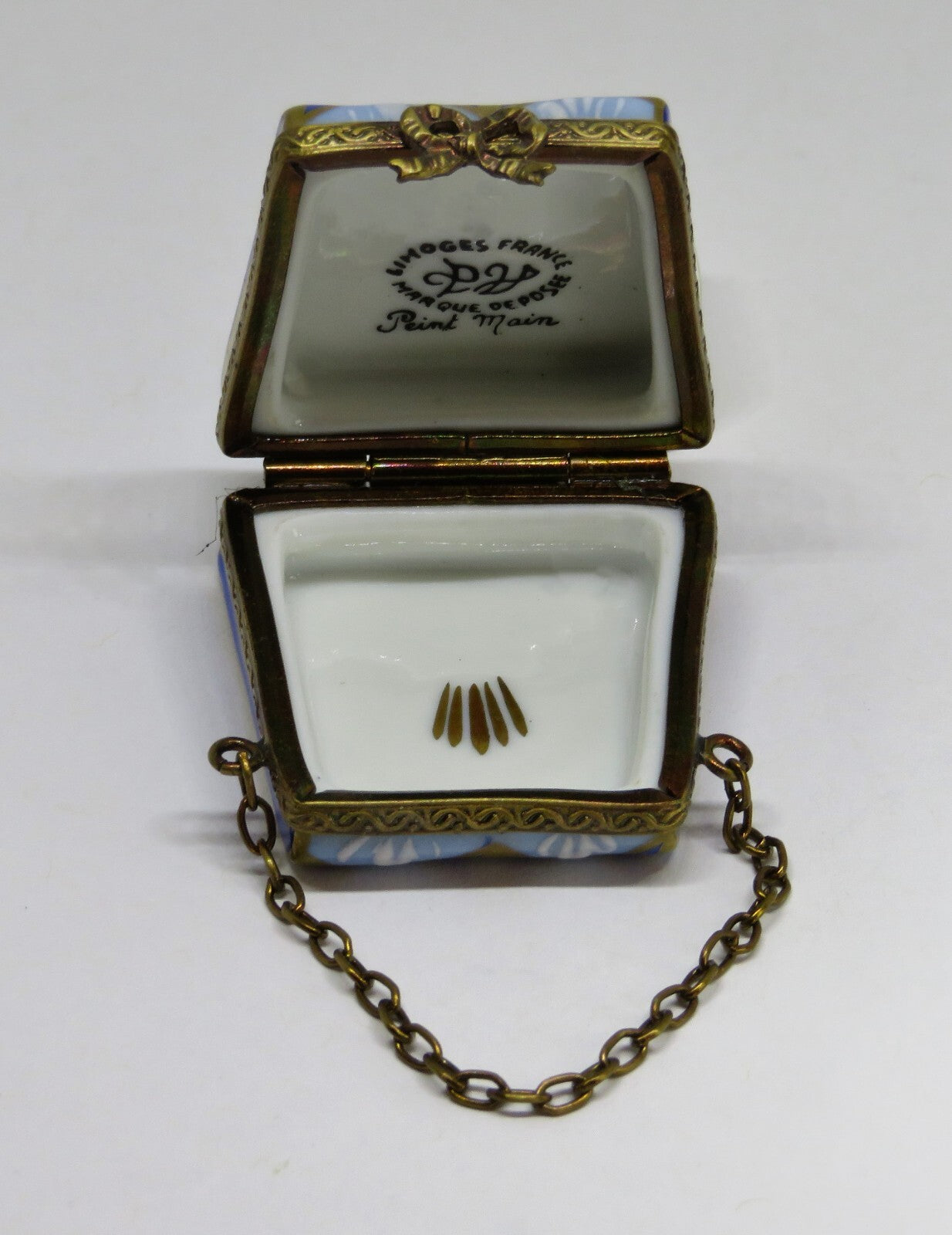 LIMOGES FRANCE BOX - PARRY-VIEILLE - TWO TONE BLUE PURSE & CHAIN - WHITE ROSES
