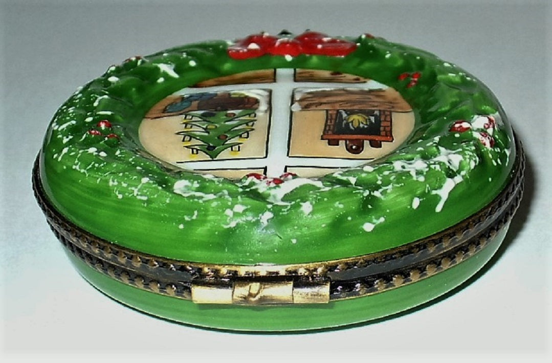 LIMOGES BOX - CHRISTMAS - WREATH & LIVING ROOM SCENE - FIREPLACE & TREE - HOLLY