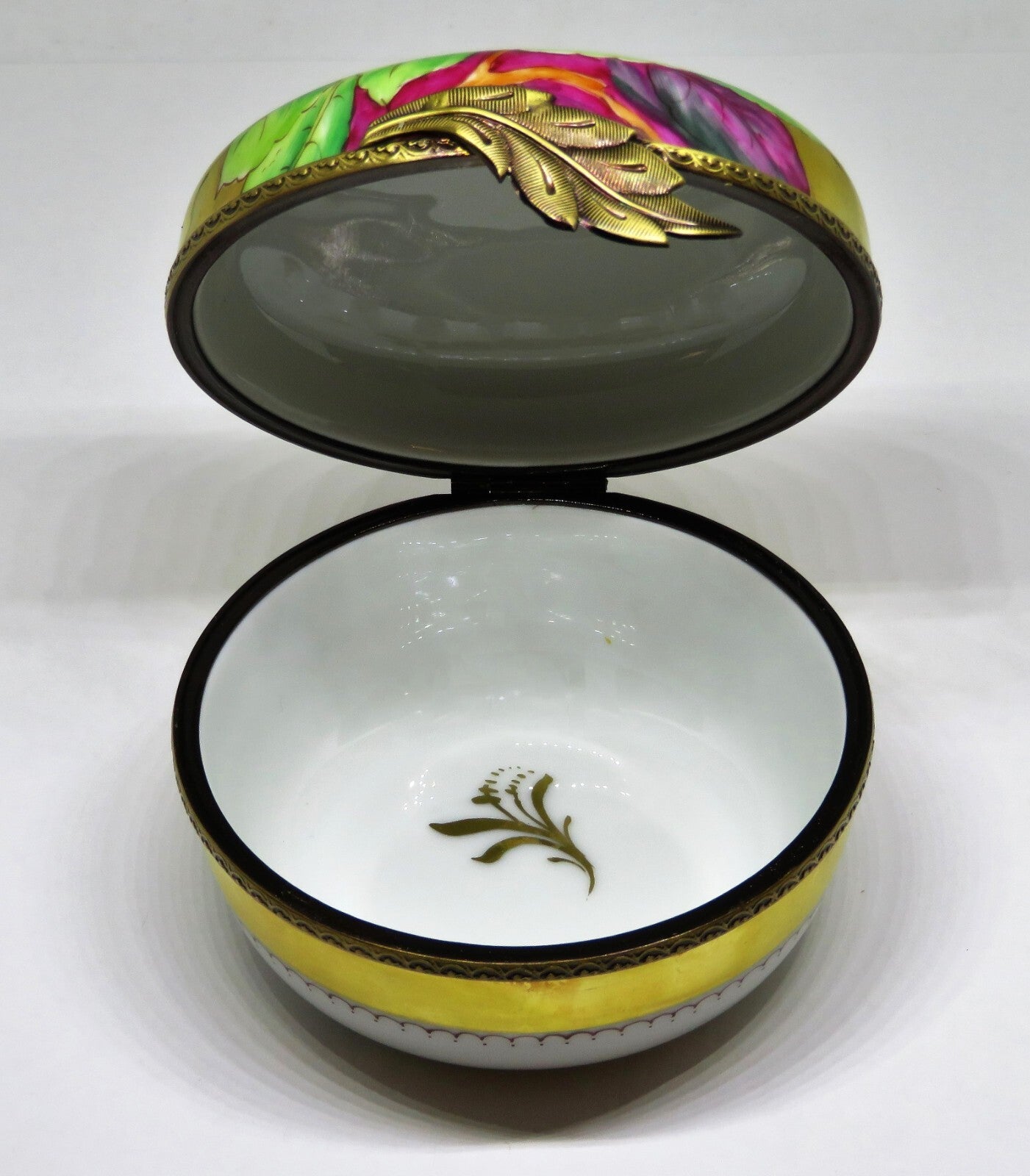 LIMOGES BEAUCHAMP - HUGE GOLD INCRUSTATION ROUND BOX - BIRD & PINK FLOWERS