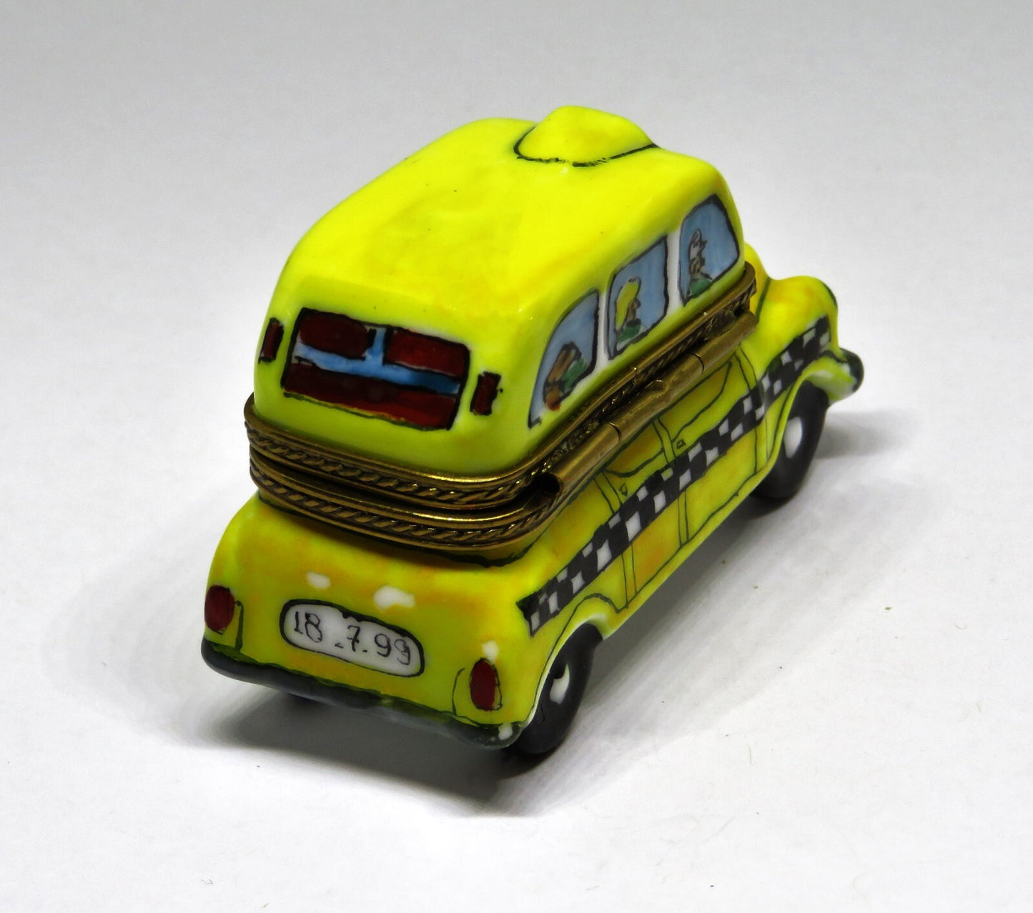 LIMOGES BOX ~ YELLOW CHECKERED TAXICAB & PASSENGERS ~ CAR ~ VEHICLE ~ PEINT MAIN