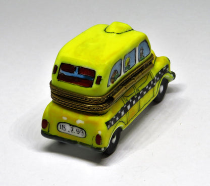 LIMOGES BOX ~ YELLOW CHECKERED TAXICAB & PASSENGERS ~ CAR ~ VEHICLE ~ PEINT MAIN