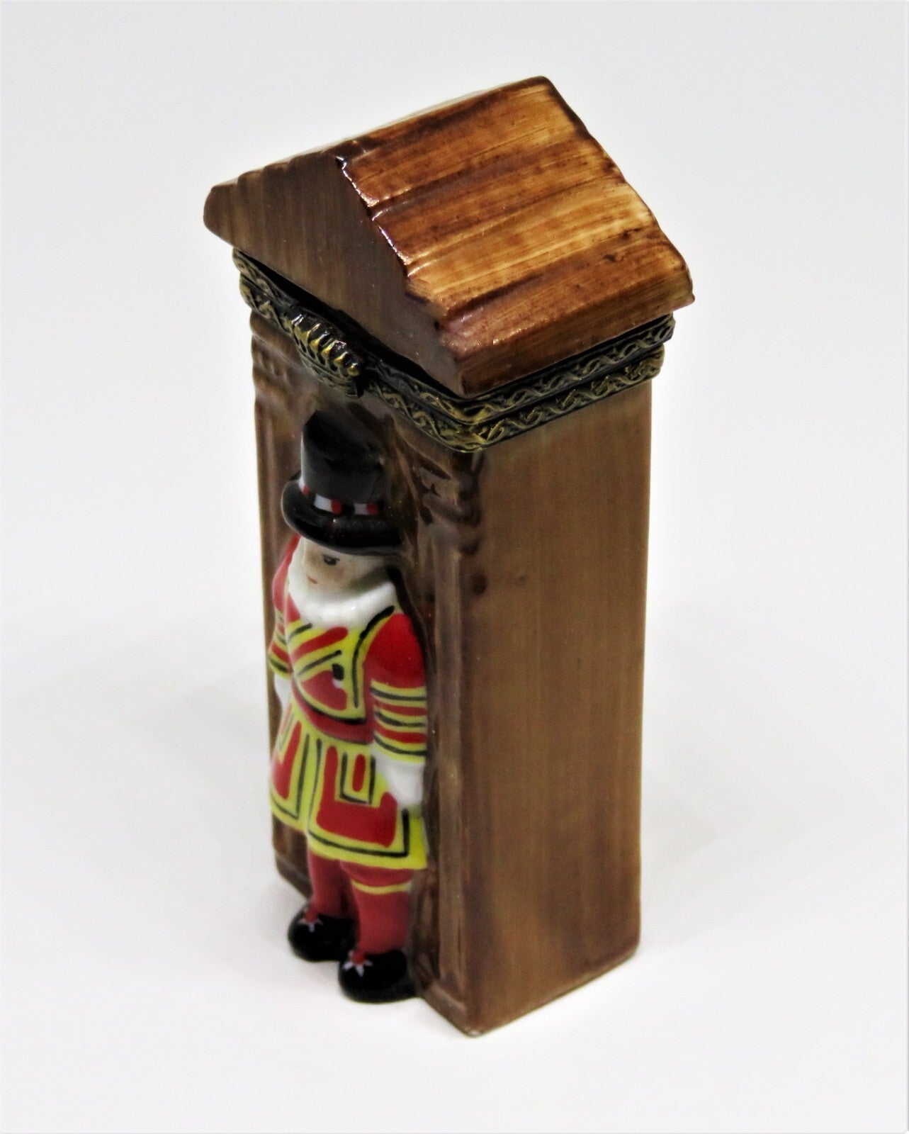 LIMOGES FRANCE BOX - TOWER OF LONDON GUARD & GUARD POST - BEEFEATER - ENGLAND