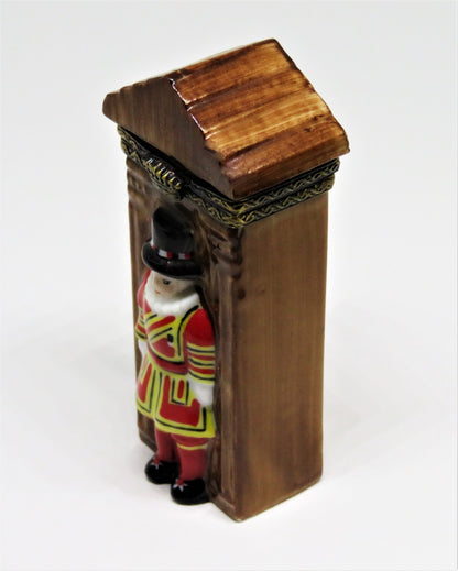 LIMOGES FRANCE BOX - TOWER OF LONDON GUARD & GUARD POST - BEEFEATER - ENGLAND