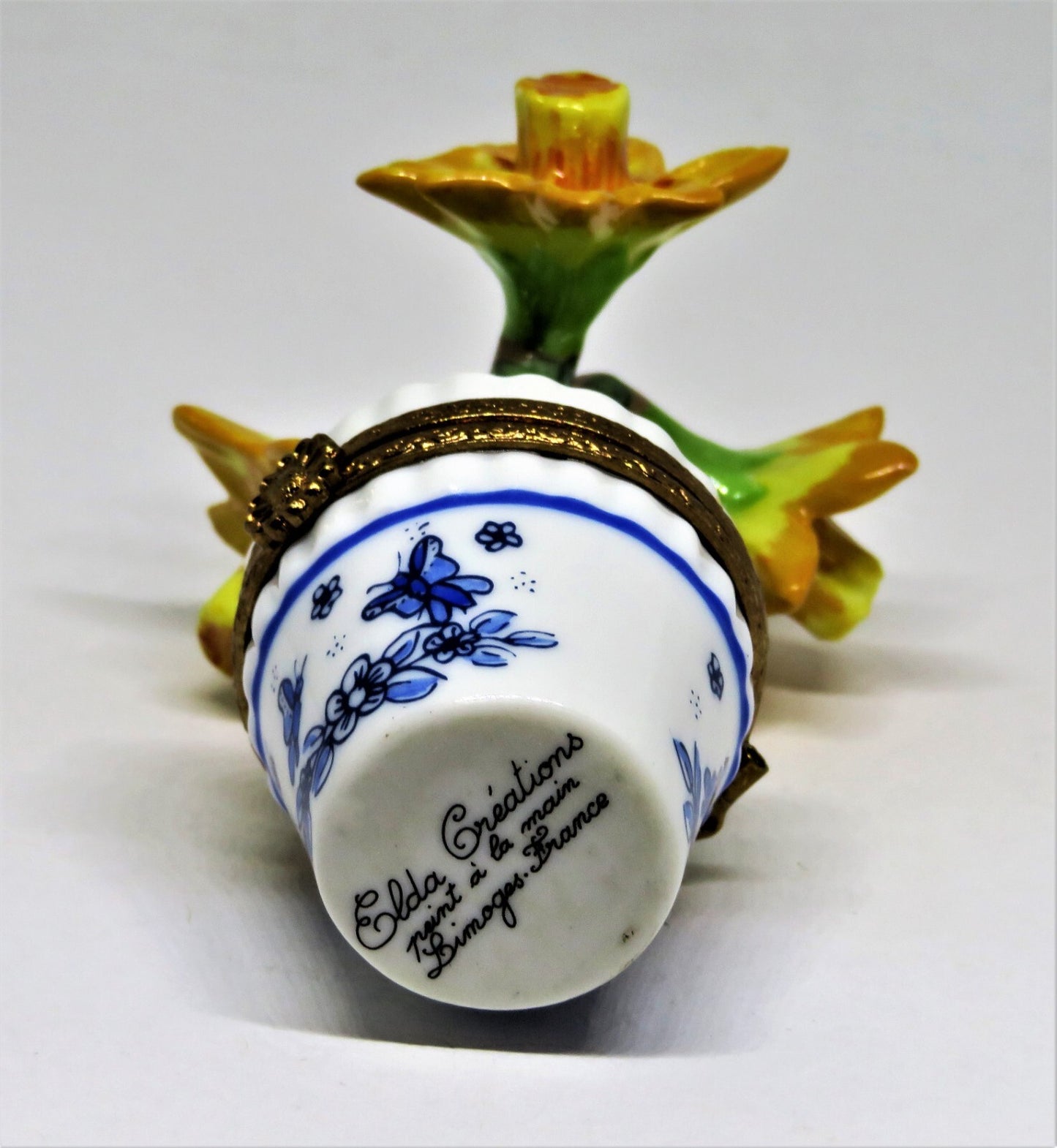 LIMOGES BOX - ELDA - YELLOW DAFFODILS - POT & DELFT BLUE FLOWERS & BUTTERFLY
