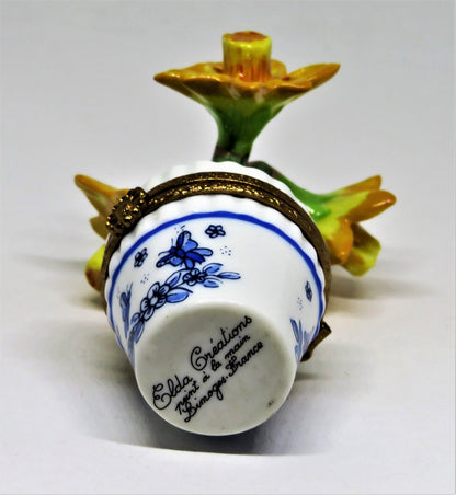 LIMOGES BOX - ELDA - YELLOW DAFFODILS - POT & DELFT BLUE FLOWERS & BUTTERFLY