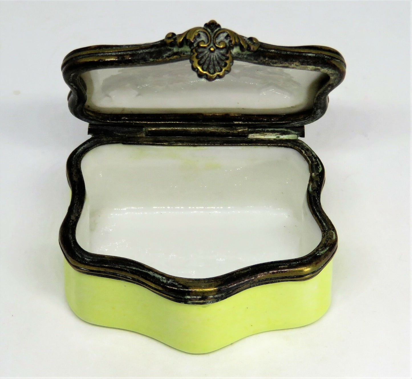 ANTIQUE ENAMEL BOX - 18TH TO 19TH CENTURY - BIRDS KISSING & PINK HEARTS