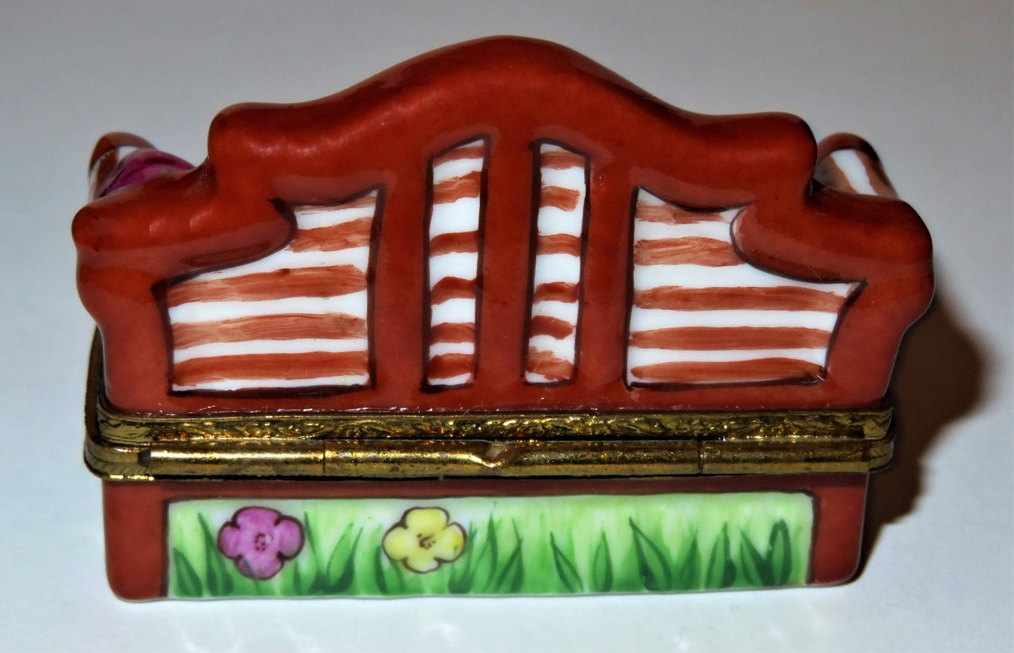 LIMOGES BOX ~ GARDEN BENCH & FLOWERS ~ 'STRAW' HAT & MAGENTA SHAWL ~ PEINT MAIN