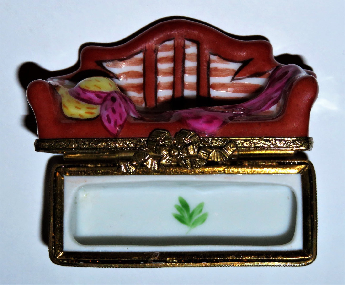 LIMOGES BOX ~ GARDEN BENCH & FLOWERS ~ 'STRAW' HAT & MAGENTA SHAWL ~ PEINT MAIN