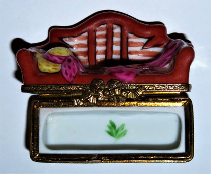 LIMOGES BOX ~ GARDEN BENCH & FLOWERS ~ 'STRAW' HAT & MAGENTA SHAWL ~ PEINT MAIN