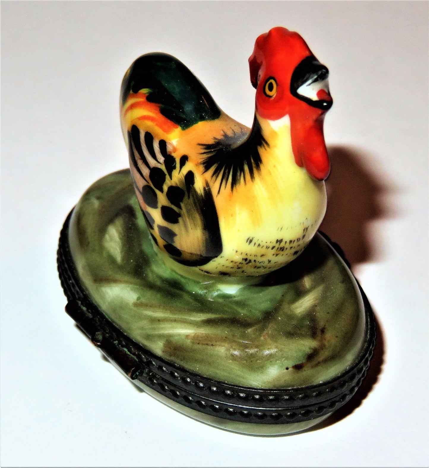LIMOGES FRANCE BOX- ROCHARD -VINTAGE ROOSTER CROWING- LEAF CLASP -CHICKENS- FOWL