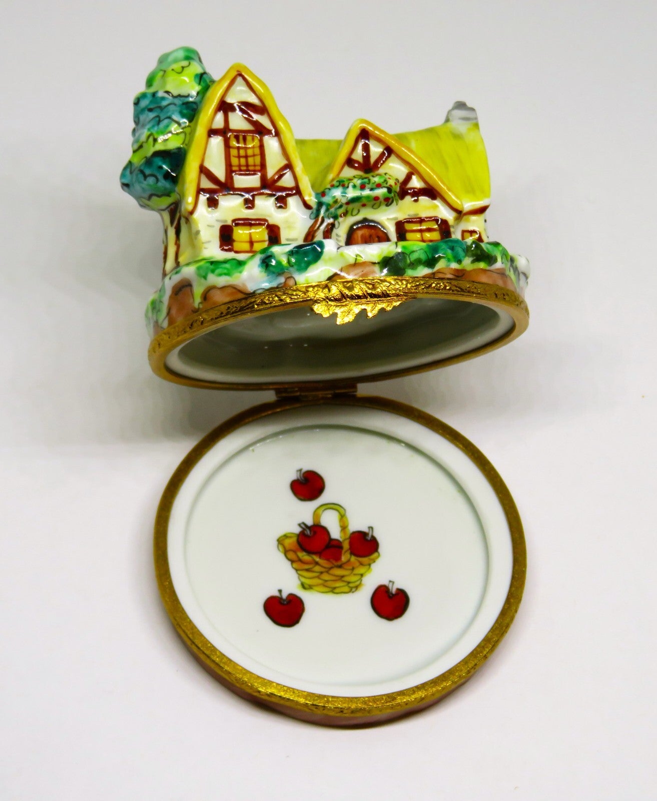 LIMOGES FRANCE BOX -ARTORIA- SNOW WHITE -COTTAGE OF THE SEVEN DWARFS- LE -DISNEY