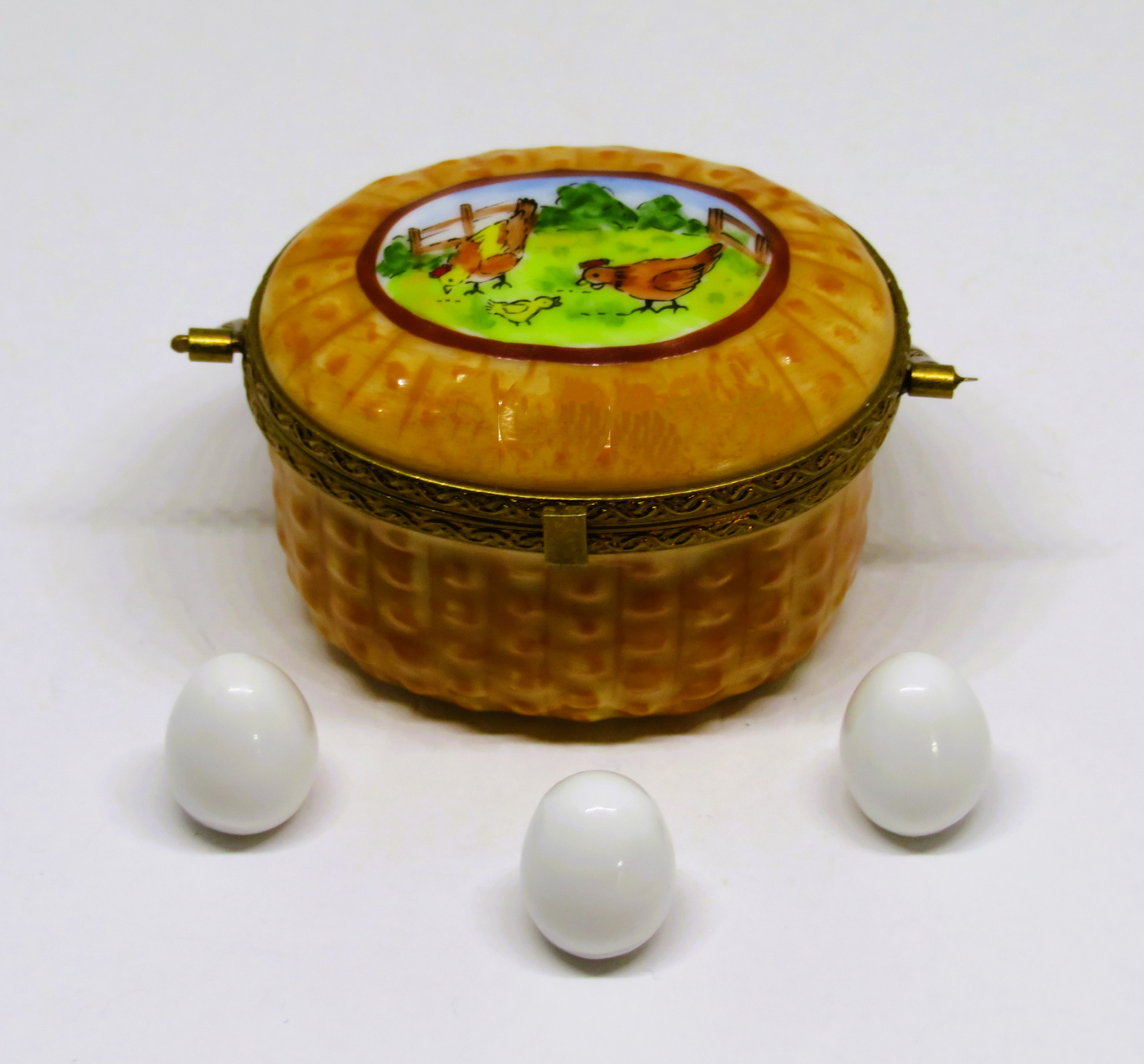 LIMOGES BOX - ROCHARD - NANTUCKET BASKET & 3 REMOVABLE EGGS - HENS & CHICK