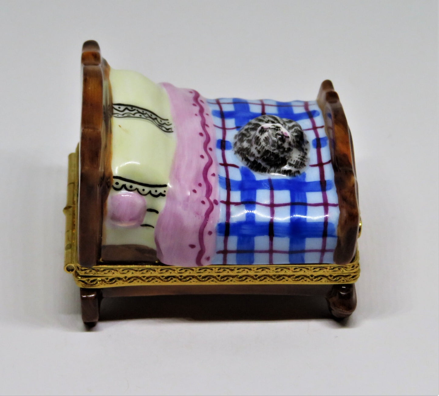 LIMOGES FRANCE BOX ~ TABBY CAT ASLEEP ON A BED ~ KITTEN ~ KITTY ~ PEINT MAIN