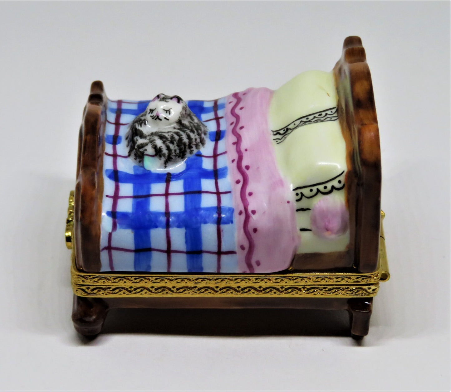LIMOGES FRANCE BOX ~ TABBY CAT ASLEEP ON A BED ~ KITTEN ~ KITTY ~ PEINT MAIN