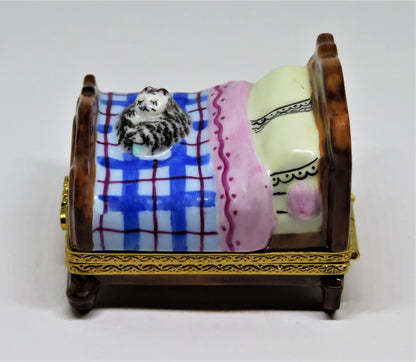 LIMOGES FRANCE BOX ~ TABBY CAT ASLEEP ON A BED ~ KITTEN ~ KITTY ~ PEINT MAIN