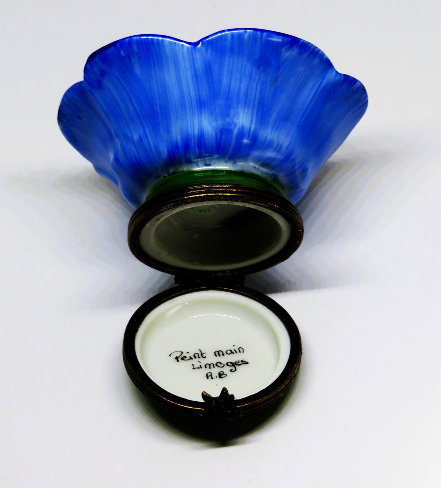 LIMOGES FRANCE BOX ~ BLUE  & WHITE FLOWER & GREEN CENTER ~ PEINT MAIN