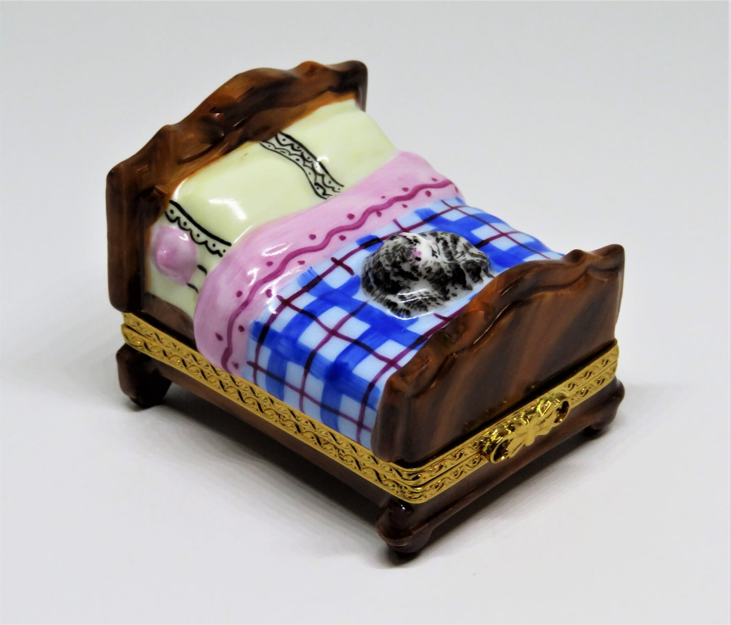 LIMOGES FRANCE BOX ~ TABBY CAT ASLEEP ON A BED ~ KITTEN ~ KITTY ~ PEINT MAIN