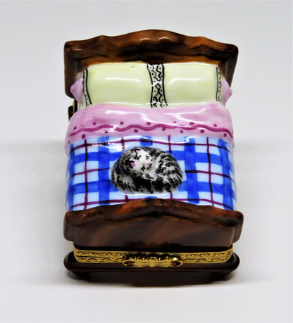 LIMOGES FRANCE BOX ~ TABBY CAT ASLEEP ON A BED ~ KITTEN ~ KITTY ~ PEINT MAIN