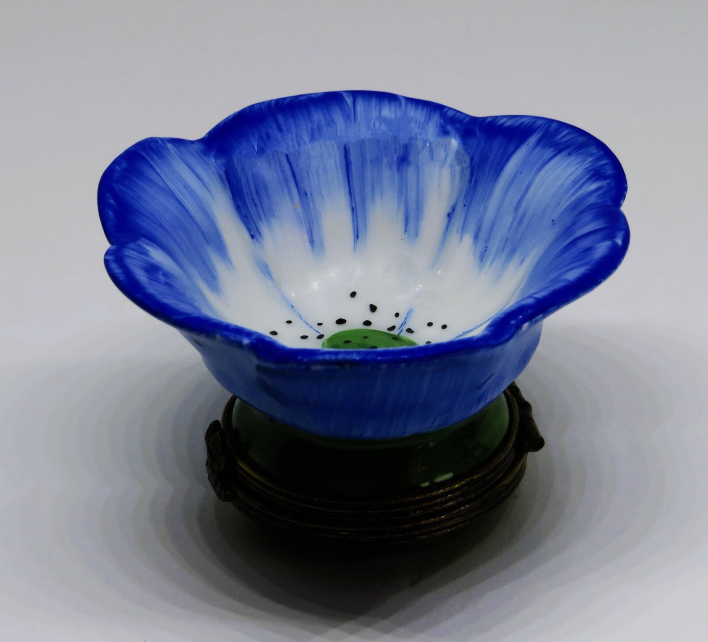 LIMOGES FRANCE BOX ~ BLUE  & WHITE FLOWER & GREEN CENTER ~ PEINT MAIN