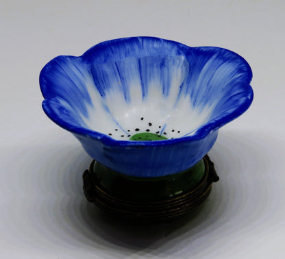 LIMOGES FRANCE BOX ~ BLUE  & WHITE FLOWER & GREEN CENTER ~ PEINT MAIN