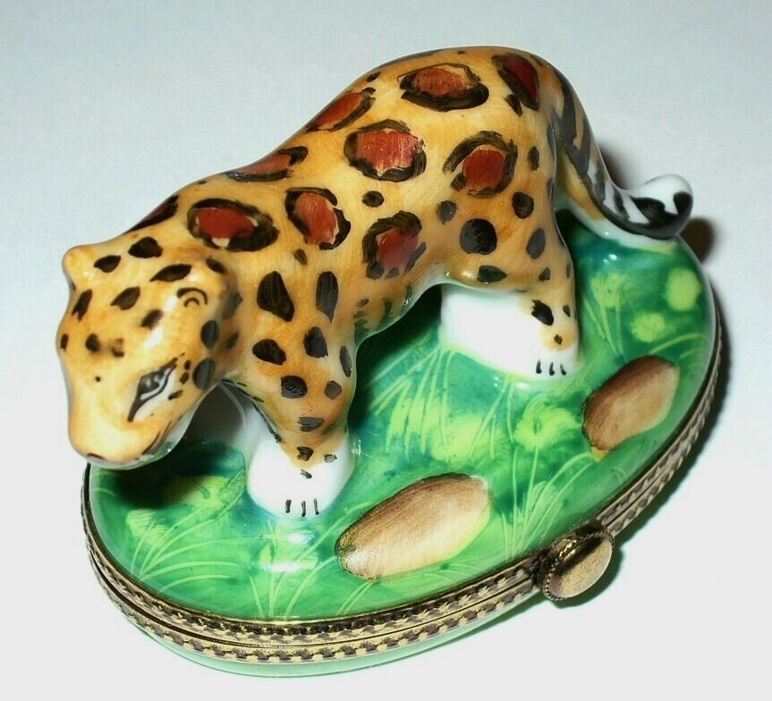 LIMOGES FRANCE BOX ~ LEOPARD IN THE JUNGLE ~WILD CAT~ GRASS & ROCKS ~ PEINT MAIN