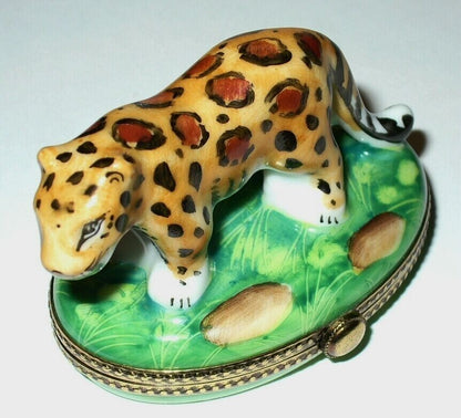 LIMOGES FRANCE BOX ~ LEOPARD IN THE JUNGLE ~WILD CAT~ GRASS & ROCKS ~ PEINT MAIN